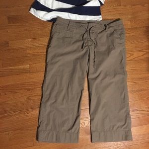 Plus size wide leg khaki Gap capris size 16